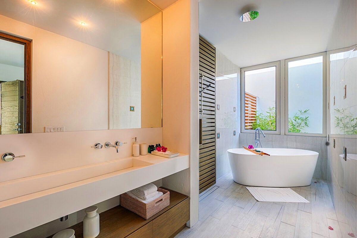 Bathroom suite with a relaxing soaking tub