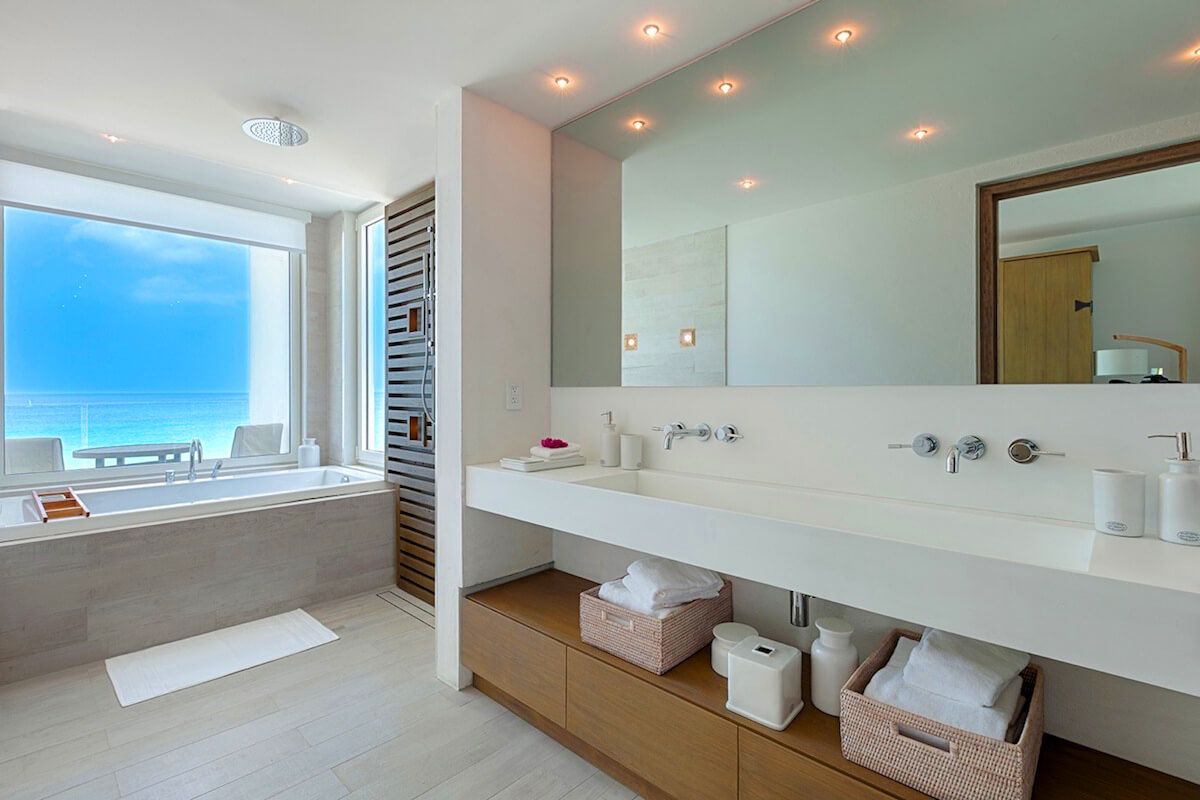 Double vanity bathroom suite with a bathtub