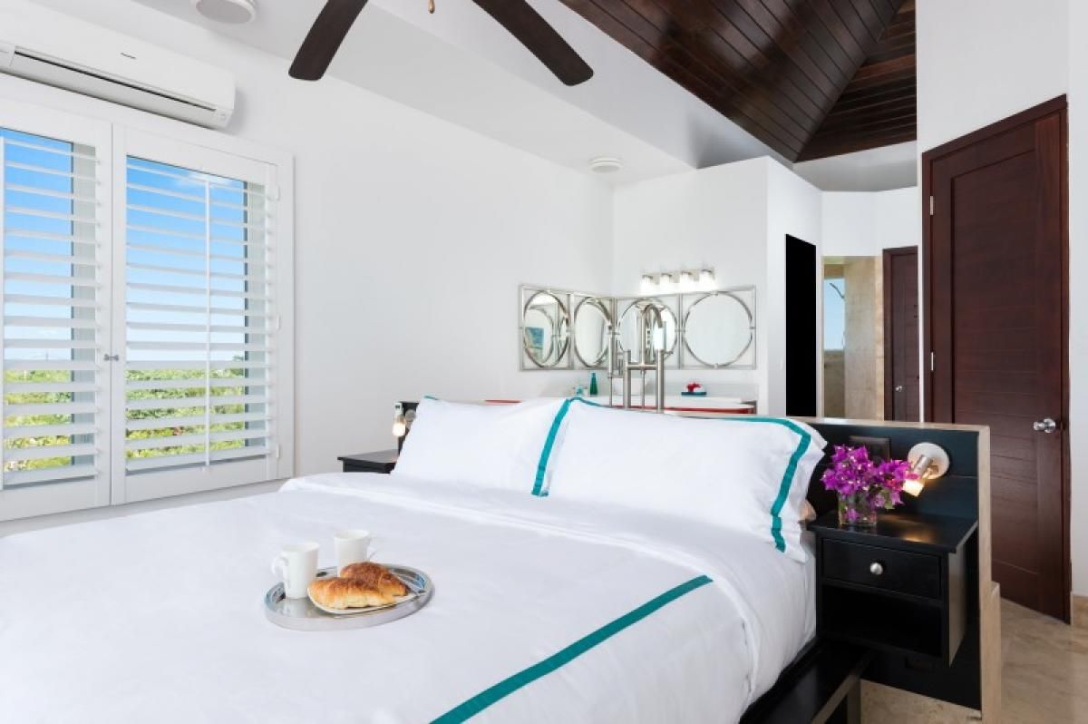 The king bedroom is on the upper level