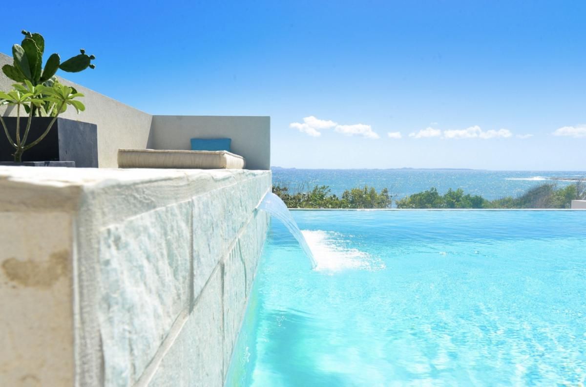 Water feature in the pool 