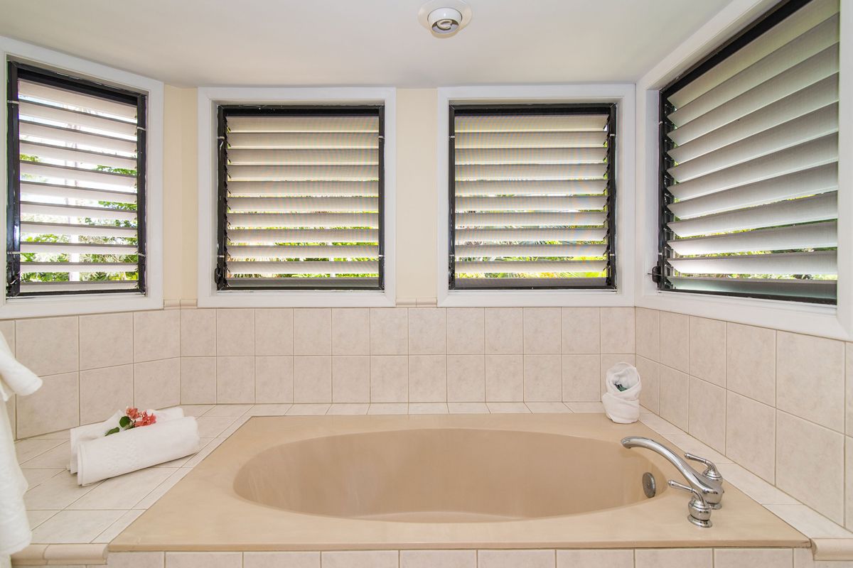 Bathtub in master bathroom