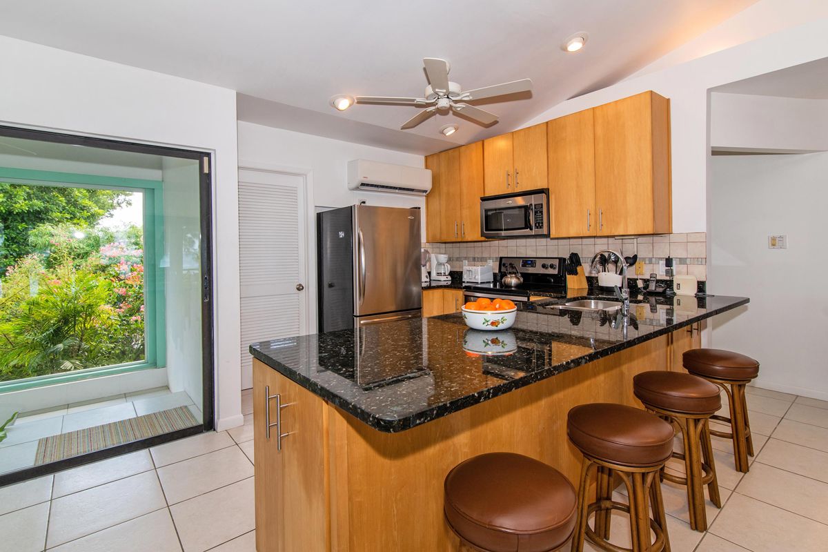Kitchen with breakfast bar
