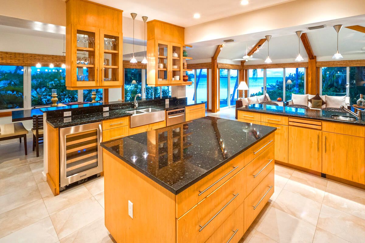 Well-equipped kitchen with island and breakfast bar