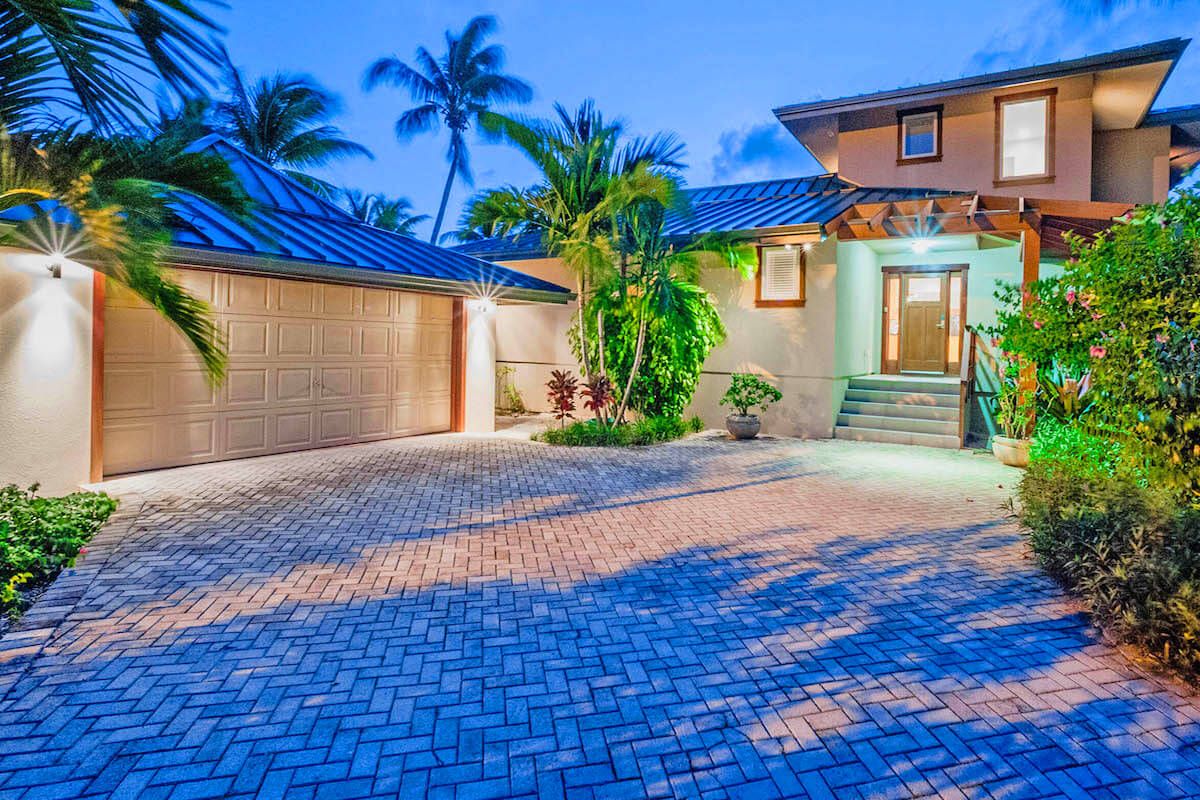 Villa driveway entrance
