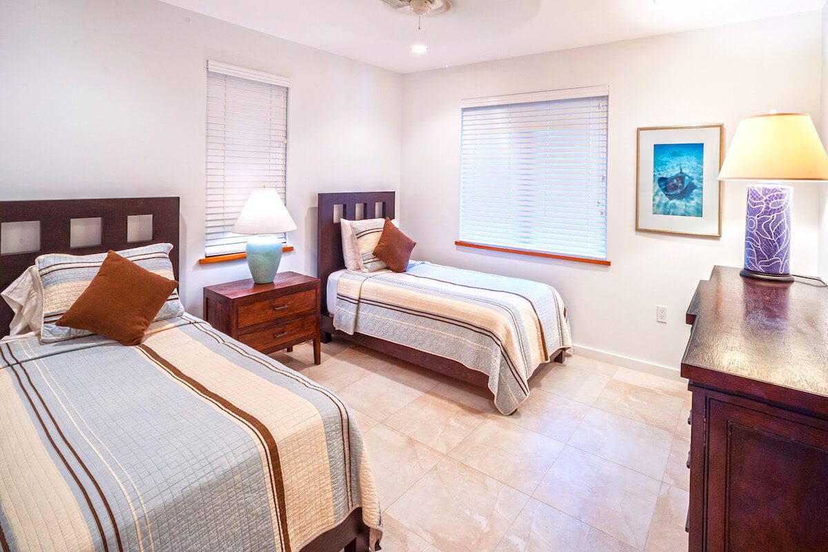 Bedroom with twin beds