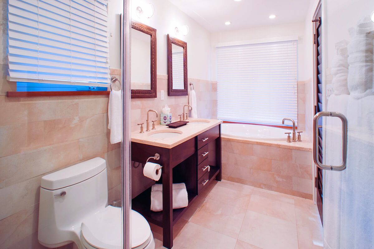 En suite bathroom with a bathtub 