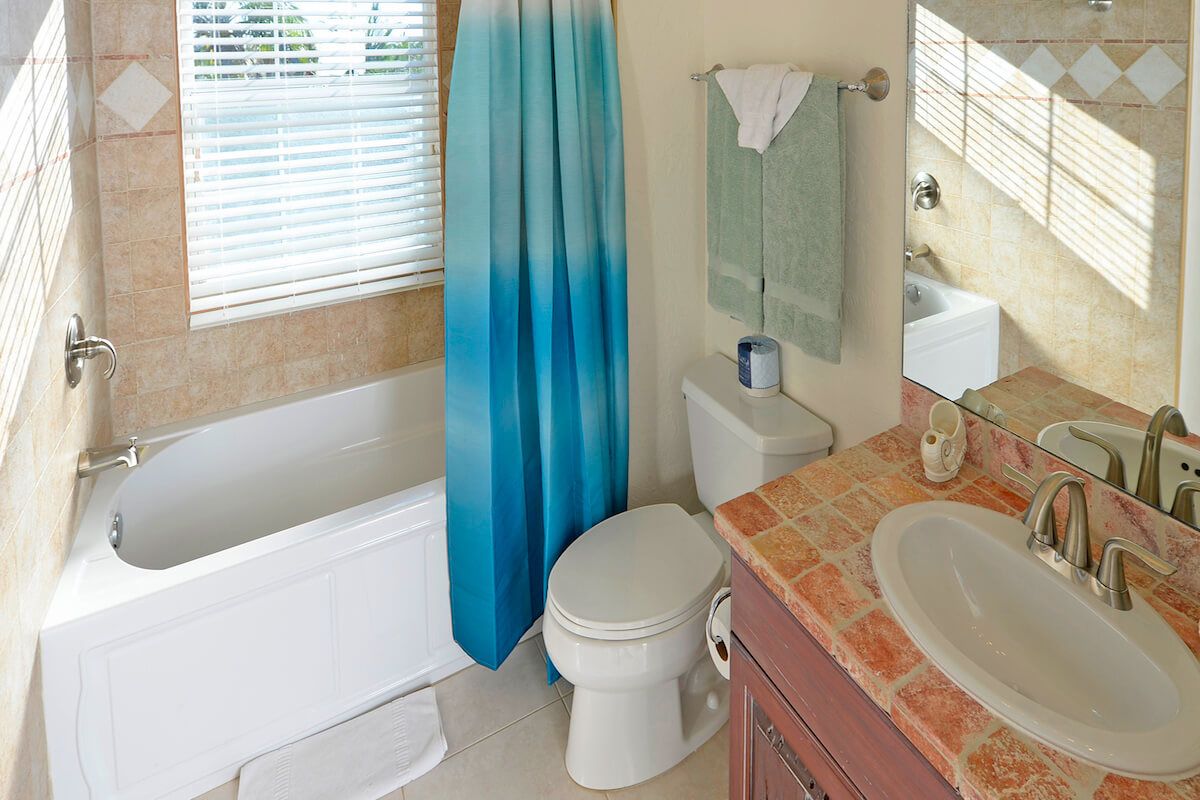 En suite bathroom with bath tub/shower