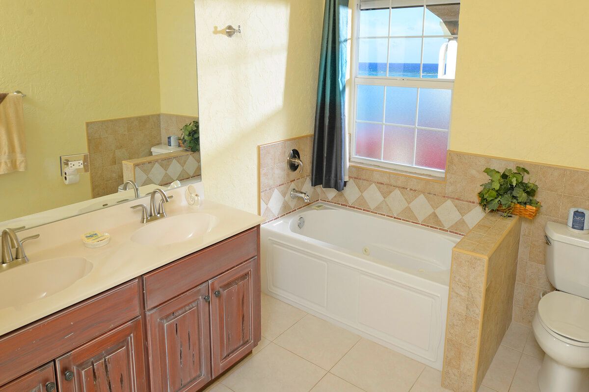 En suite bathroom with bath tub/shower