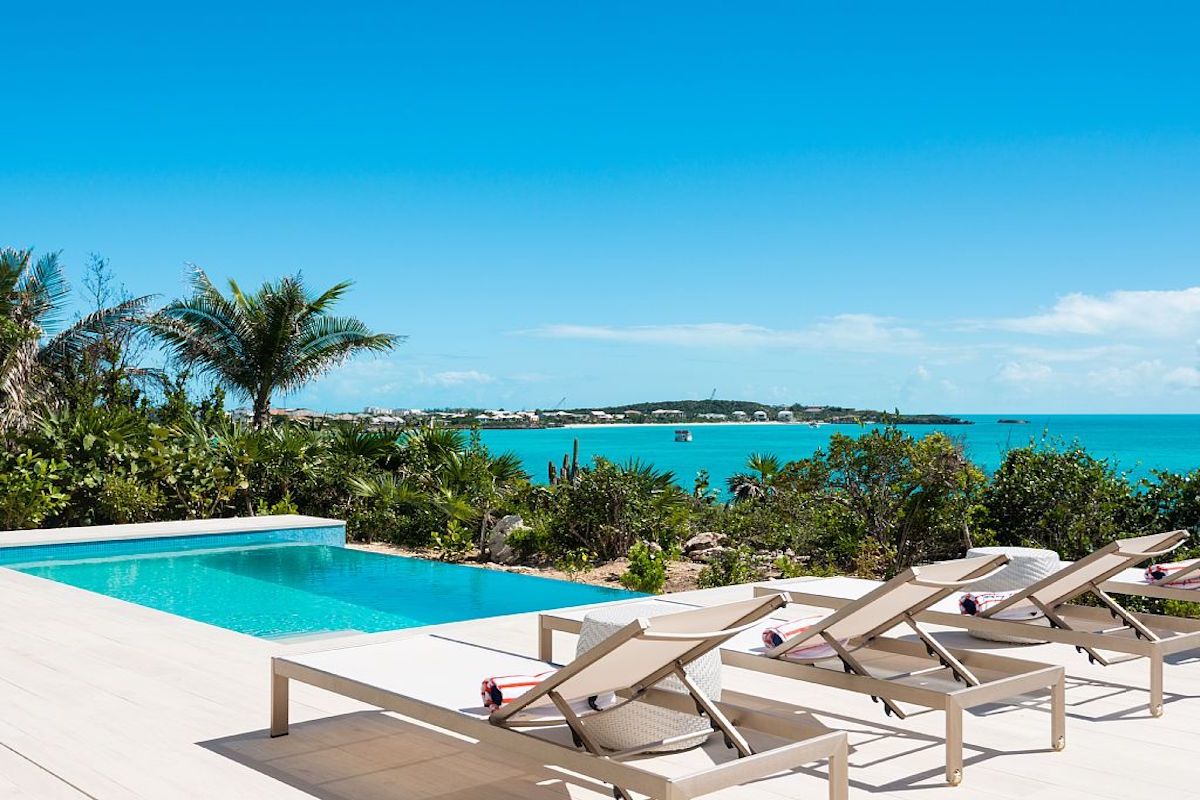 Sol y Luna Villa sits just above Sapodilla Bay