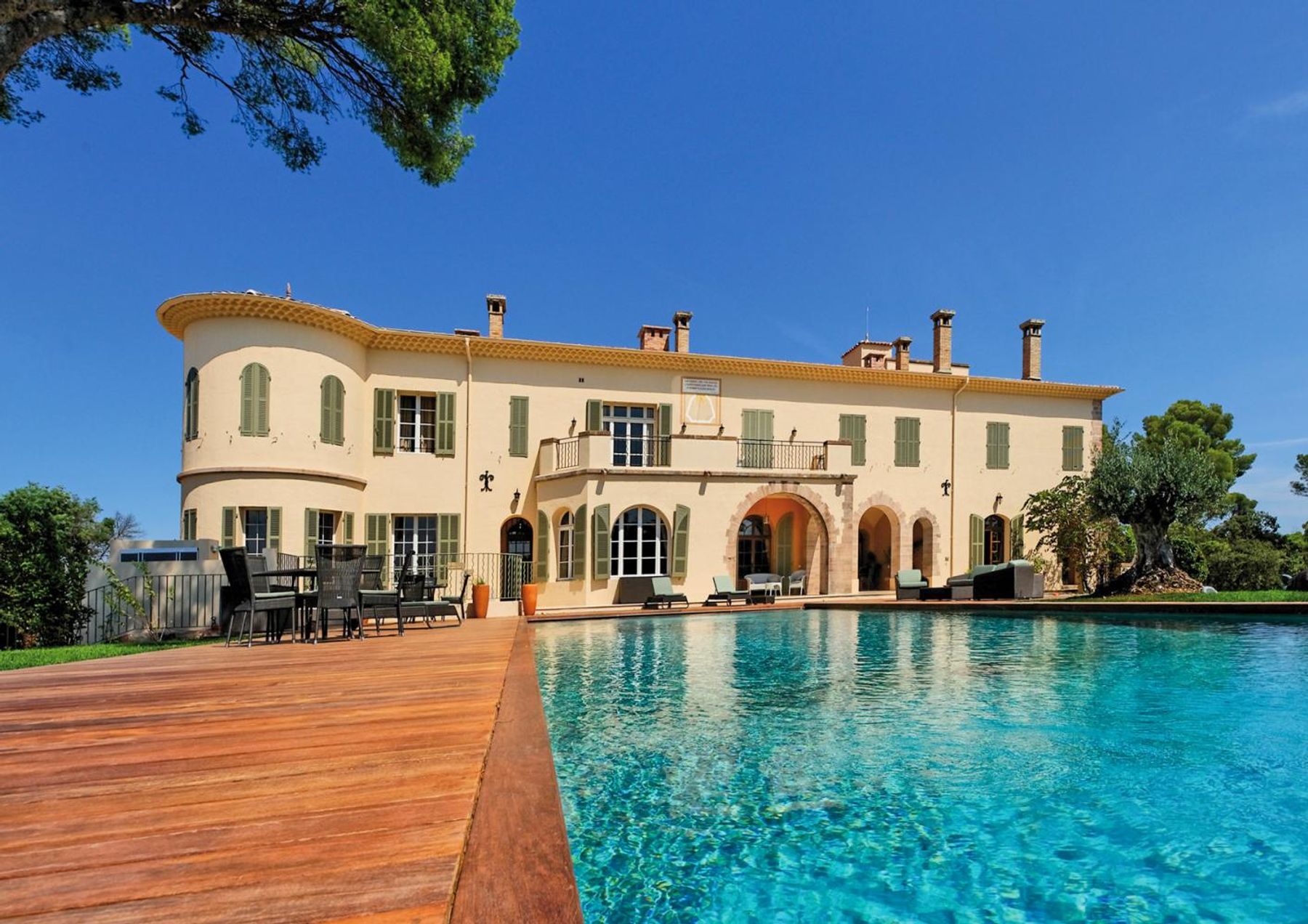 Chateau Lou Casteou villa photo.