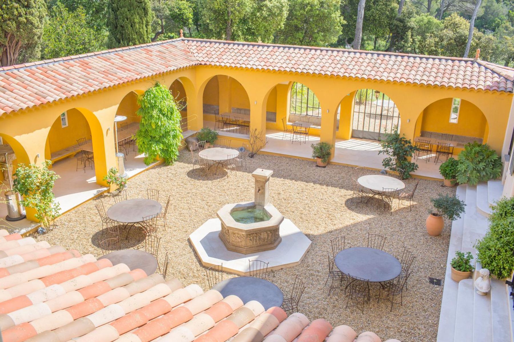 Chateau Lou Casteou villa photo.