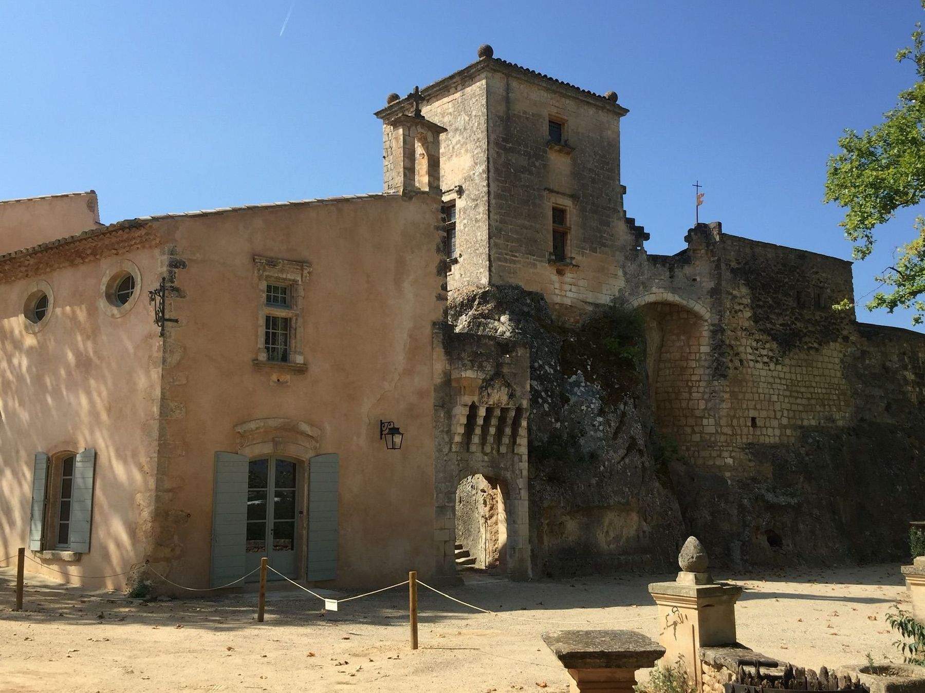 Chateau de Bonnieux photo