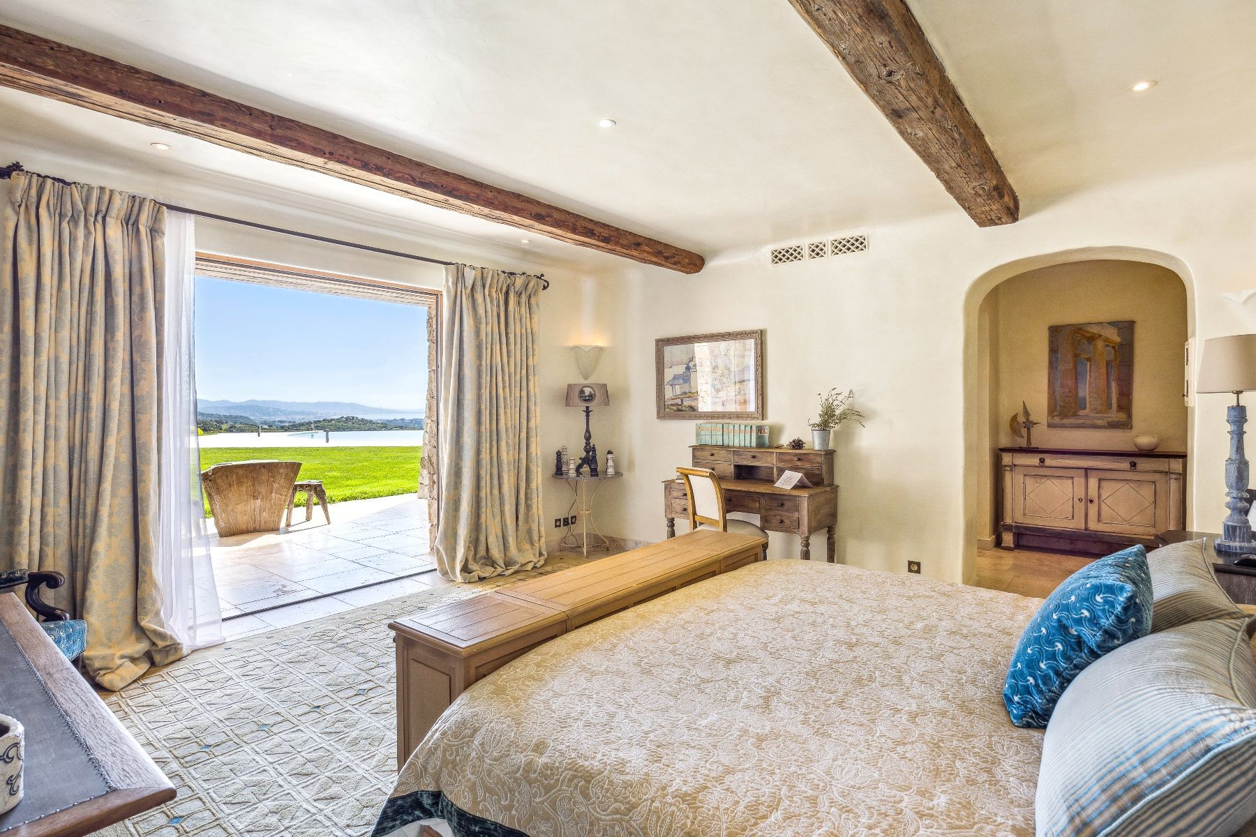 The Kings View villa photo.