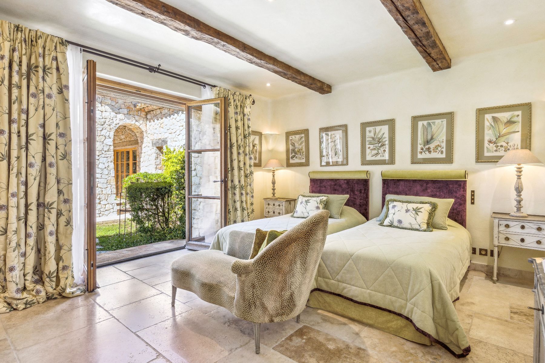 The Kings View villa photo.