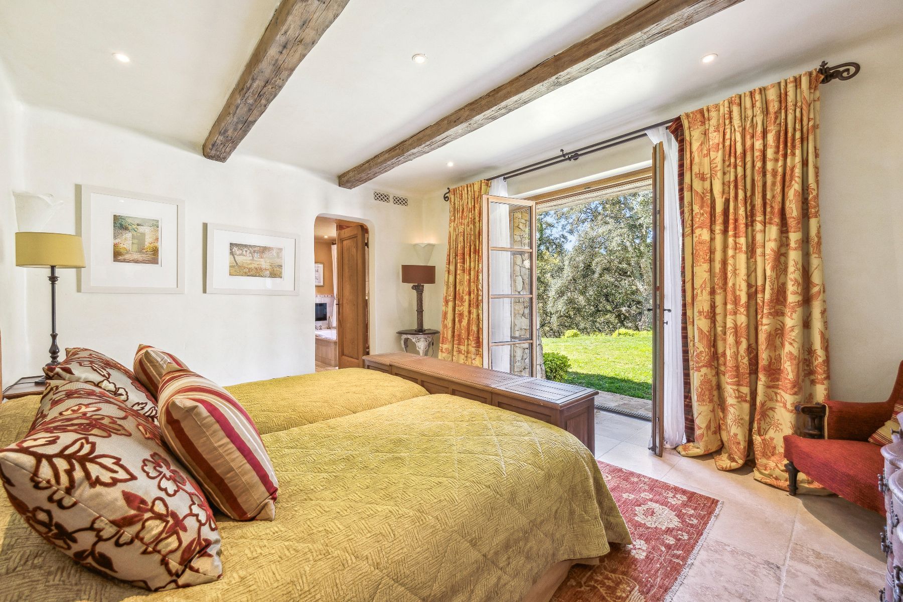 The Kings View villa photo.