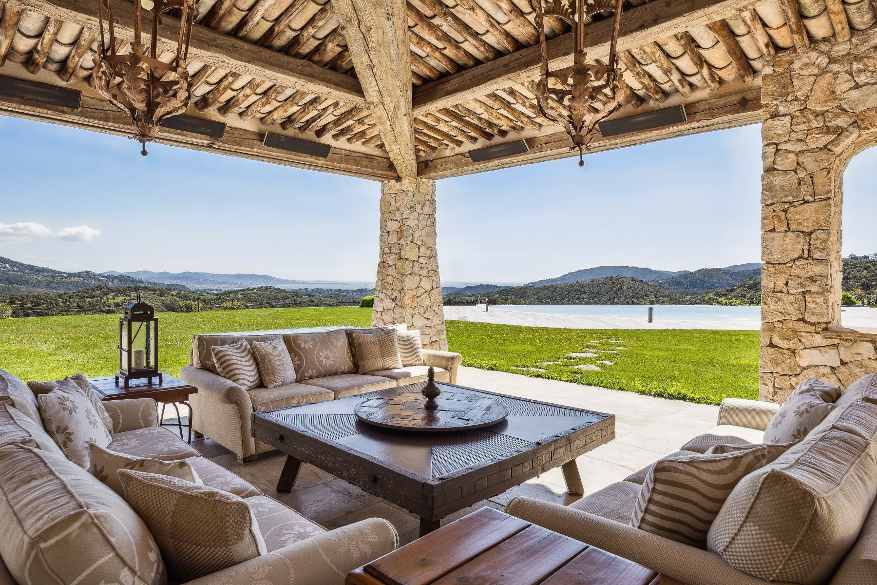 The Kings View villa photo.