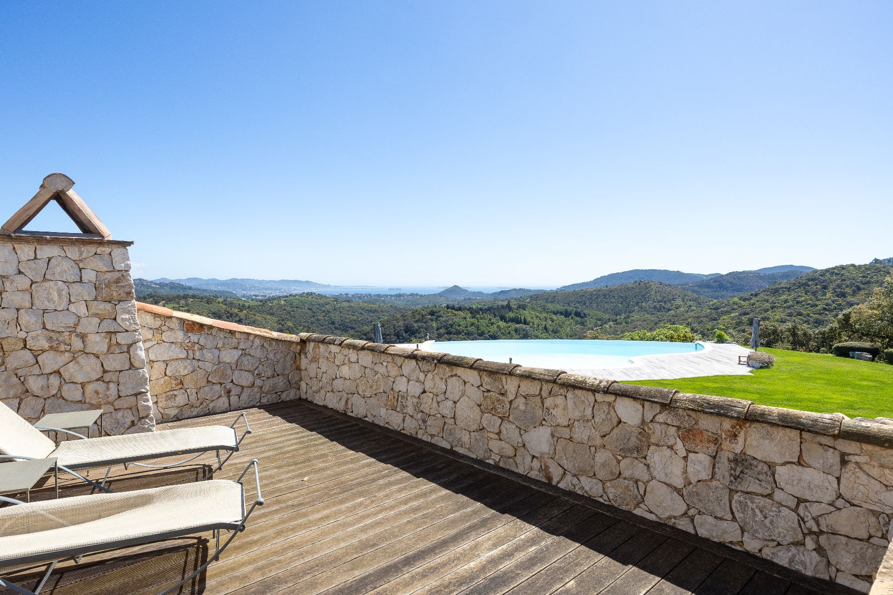 The Kings View villa photo.