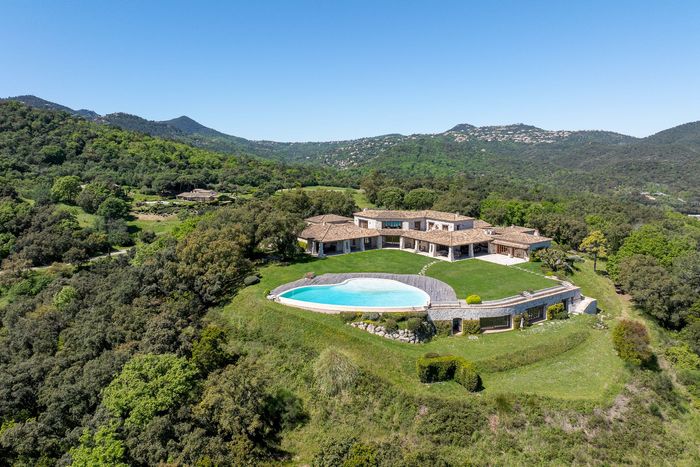 The Kings View villa photo.